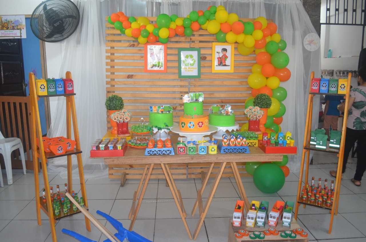 Camacã: Criança fã de Frank, o caminhão de Lixo, comemora aniversário com funcionários da limpeza
